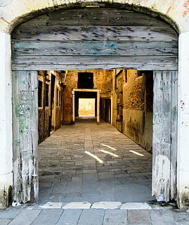 Nahaufnahmefoto, braun, hölzern, Bogentor, die Architektur, Gebäude, Passage, alt, Holz, Eingang, hof, Venedig, zugrunde richten, Tor, Hintergrund, Tür, öffnen, Türöffnung, Gang, gebaute Struktur, keine Leute, drinnen, uralt, der Weg nach vorn, Richtung, Tag, Bogen, Geschichte, die Vergangenheit, Gebäudehülle, leeren, draußen, architektonische Säule, abnehmende Perspektive, Arkade, verwittert, Kolonnade, Garage, 4K, CC0, gemeinfrei, lizenzfrei
