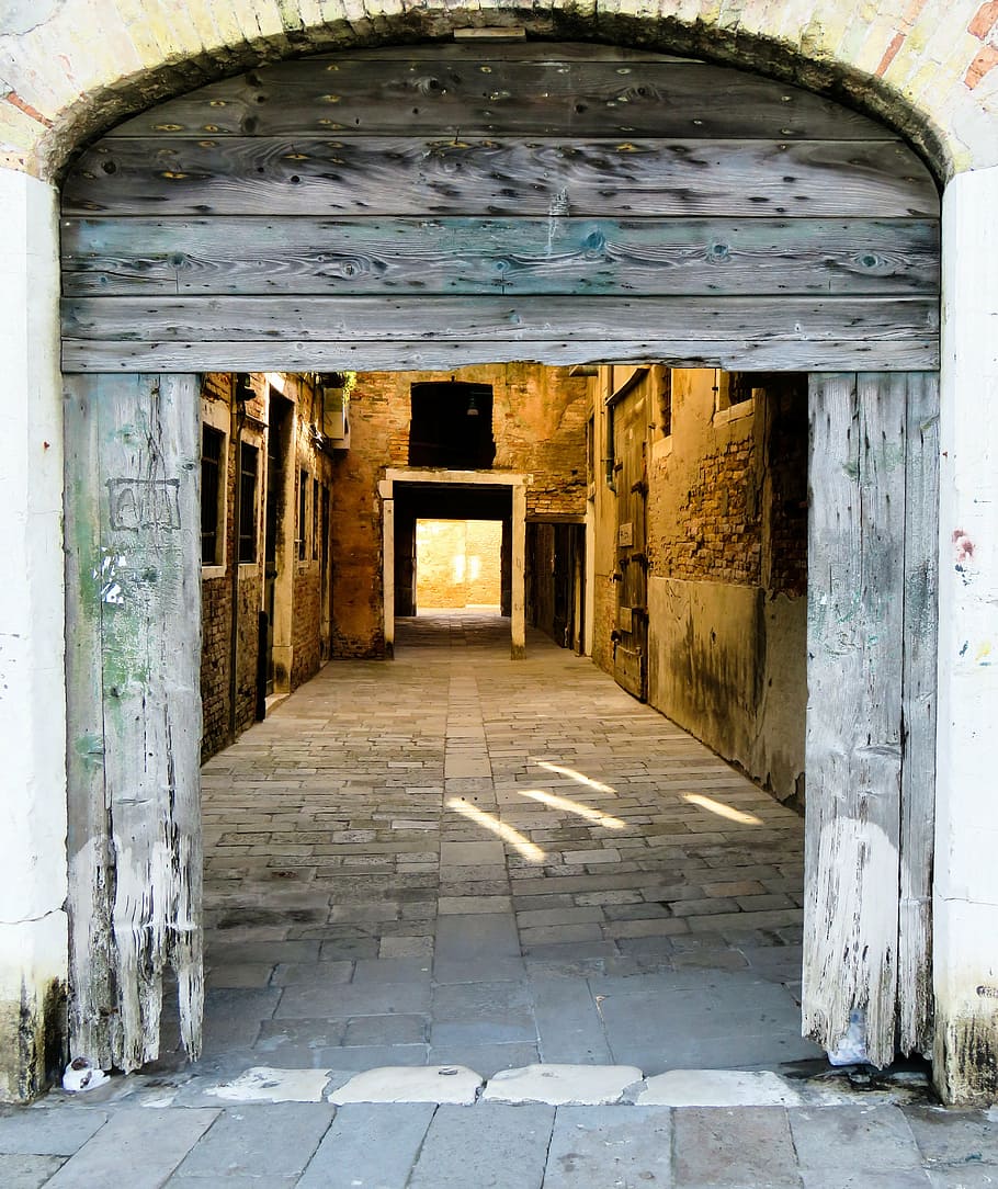 nærbillede foto, Brun, træ-, bue gate, arkitektur, bygning, passage, gammel, træ, input, hof, venedig, ruin, mål, baggrund, dør, indgang, åben, døråbning, korridor, bygget struktur, ingen mennesker, indendørs, vejen frem, retning, dag, bue, historie, fortiden, bygning udvendig, tom, udendørs, arkitektoniske kolonne, faldende perspektiv, arkade, forvitret, søjlegang, garage, 4K