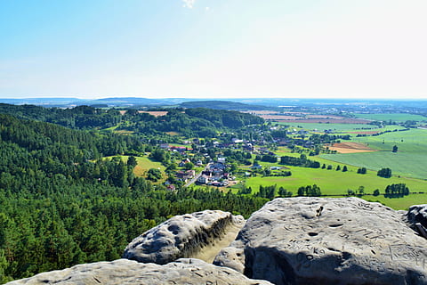 rocce, vista, paesaggio, superiore, campo, foresta, gli alberi verdi, panoramico, campagna, scenics - natura, cielo, ambiente, bellezza nella natura, pianta, albero, la tranquillità, mammifero, scena tranquilla, natura, terra, giorno, nessuno, cielo sereno, montagna, animali domestici, colore verde, scena non urbana, all'aperto, 5K, CC0, dominio pubblico, privo di copyright