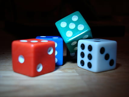 Würfel, Glücksspiel, Augenzahlen, Glück, Freizeitspiele, Entspannung, Gelegenheit, Freizeitbeschäftigung, Kunst, Kultur und Unterhaltung, Gruppe von Objekten, zwei Objekte, Würfelform, drinnen, Nahansicht, rot, keine Leute, Studioaufnahme, Risiko, Tabelle, Kunststoff, Fokus auf den Vordergrund, 2K, CC0, gemeinfrei, lizenzfrei