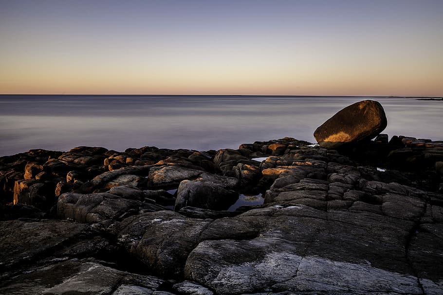 marró, formació de roca, durant el dia, frontal, calma, cos, aigua, llum solar, platja, posta de sol, rock, vacances, càlid, llum, sortida del sol, paisatge, naturalesa, oceà, pacífica, pau, pedra, Costa, festa, viatjar, mar, daurat, sol cap avall, rock - object, sòlid, cel, escenics - natura, terra, bellesa a la natura, tranquil·litat, horitzó sobre l’aigua, horitzó, escena tranquil·la, cap gent, exposició llarga, línia de costa, a l'aire lliure, litoral rocós, 5K