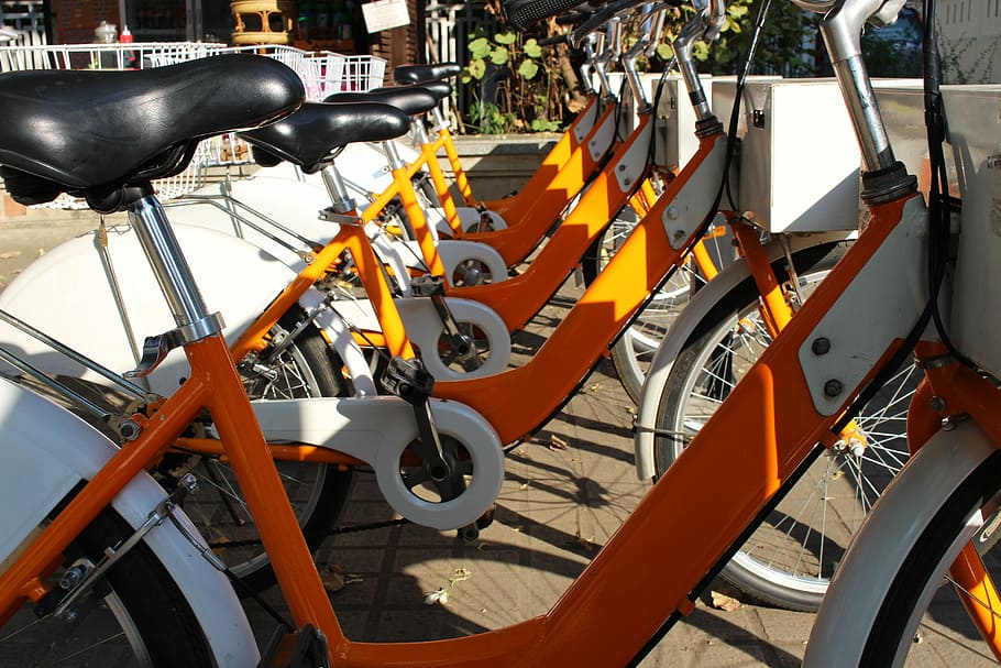 Bici, cicli, bicicletta, bike, Ciclismo, giro, salutare, stile di vita, fitness, attrezzatura, all'aperto, attività, ispirazione, avventura, esercizio, assumere, allenarsi, rosso, in linea, attivo, ricreazione, affitto, linea, mezzi di trasporto, servizio, tempo libero, trasporto, moderno, fabbrica, industria, nessuno, città, modo di trasporto, veicolo terrestre, stazionario, giorno, colore arancione, metallo, luce del sole, ruota, assenza, parcheggio, veicolo a motore, strada, vista dall'alto, architettura, 5K