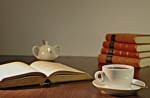 Foto, Weiß, Keramik, Becher, Untertasse, Kaffee, Buch, lesen, Urlaub, Bildung, Kultur, Wissen, Schreiben, Veröffentlichung, Tasse, Kaffeetasse, Getränk, Kaffee trinken, Tabelle, Essen und Trinken, drinnen, Erfrischung, Geschirr, kopieren sie platz, Seite, keine Leute, Nahansicht, Stillleben, öffnen, heisses Getränk, Notizblock, studieren, Teetasse, 5K, CC0, gemeinfrei, lizenzfrei