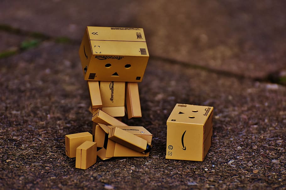 danbo na chodníku, danbo, smutný, postava, zlomený, přátelé, smrt, slečna, minout, roztomilý, legrační, čísla, truchlit, hnědý, dřevo - materiál, hračka, žlutá, hračka blok, nikdo, zaměřit se na popředí, tvar bloku, detail, blok, lepenka, tvořivost, zábava, venku, box, humor, Příroda, riziko, lidské zastoupení, skupina objektů, 5K