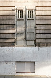 grigio, porta di sicurezza in metallo, porta in acciaio bianco, finestra, porta, parete, struttura, costruzione, urbano, architettura, facciata, otturatore, porta sbarrata, marciapiede, pietra, esterno, strutturato, esterno dell'edificio, struttura costruita, nessuno, giorno, all'aperto, Inquadratura dal basso, chiuso, quartiere residenziale, caratteristica della parete, modello, protezione, vecchio, Casa, sicurezza, legno - materiale, fotogramma intero, telaio della finestra, 5K, CC0, dominio pubblico, privo di copyright