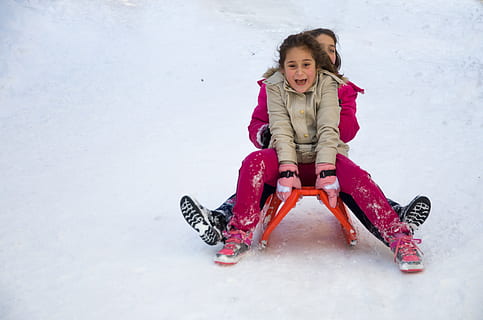 humano, entretenimento, neve, inverno, criança, infância, temperatura fria, comprimento total, garotas, roupas quentes, felicidade, sorridente, uma pessoa, fêmeas, descendência, mulheres, olhando para a câmera, Diversão, emoção, atividade de lazer, inocência, gelo, 4K