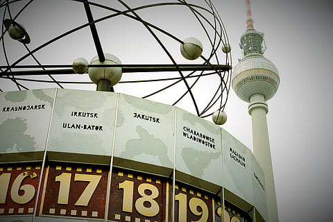 Berlin, Alexanderplatz, Tyskland, tårn, rejse, arkitektur, turisme, television, skyline, milepæl, antenne, kommunisme, Europa, kapital, attraktion, verdensuret, europæisk, monument, historisk, symbol, ikon, meddelelse, bygget struktur, bygning udvendig, ingen mennesker, udsendelse, bygning, rejsemål, teknologi, lav vinkel visning, by, antenne - antenne, sfære, satellit, høj - høj, himmel, udendørs, global kommunikation, Spir, 8K, CC0, offentligt domæne, royaltyfrie