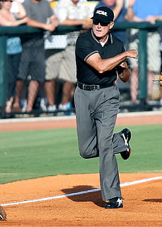 baseball, rozjemca, zawołać, pole, połączenie, na zewnątrz, sędzia baseballowy, akcja, decyzja, gra, sport, boisko do gry w baseballa, urzędnik sportowy, dorosły, ruch, mężczyźni, czynność, uderzenie, prawdziwi ludzie, pełna długość, przypadkowi ludzie, odzież, dzień, skupić się na pierwszym planie, jedna osoba, na stojąco, baseball - sport, spędzania wolnego czasu, patrząc, na dworze, styl życia, światło słoneczne, młody dorosły, baseballista, przedni widok, 1080P, CC0, domena publiczna, darmowe zdjęcia