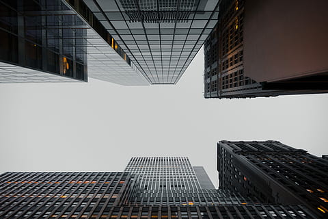 fotografia de fons, de gran alçada, edificis, durant el dia, alt, edificis elevats, blanc, cel, edifici, finestra, gratacels, oficina, reflexió, buscant, núvol, EUA, skycraper, Manhattan, new-york, nyc, gris, arquitectura, estructura construïda, exterior de l'edifici, exterior d’edifici d’oficines, ciutat, vista d’angle baix, modern, cap gent, alta - alta, dia, naturalesa, directament a sota, sostre, a l'aire lliure, cel clar, patró, compost digital, 5K, CC0, domini públic, lliure de regalies