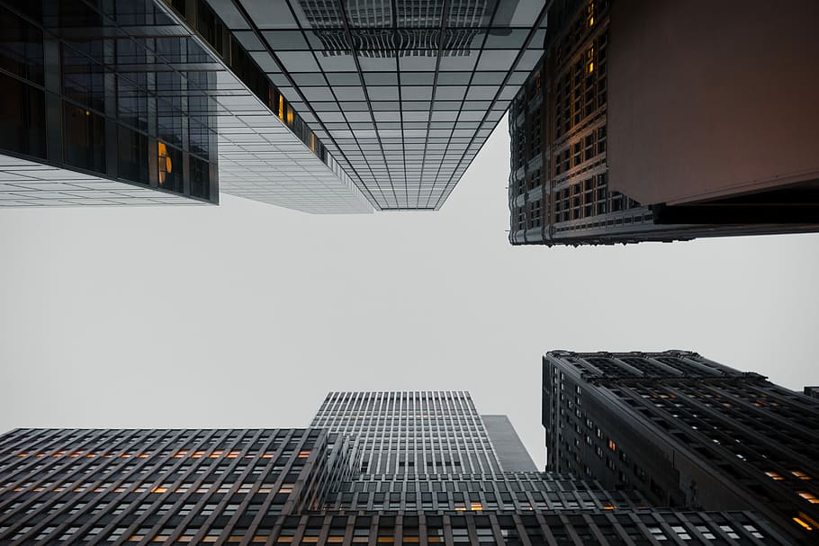 fotografia de fons, de gran alçada, edificis, durant el dia, alt, edificis elevats, blanc, cel, edifici, finestra, gratacels, oficina, reflexió, buscant, núvol, EUA, skycraper, Manhattan, new-york, nyc, gris, arquitectura, estructura construïda, exterior de l'edifici, exterior d’edifici d’oficines, ciutat, vista d’angle baix, modern, cap gent, alta - alta, dia, naturalesa, directament a sota, sostre, a l'aire lliure, cel clar, patró, compost digital, 5K