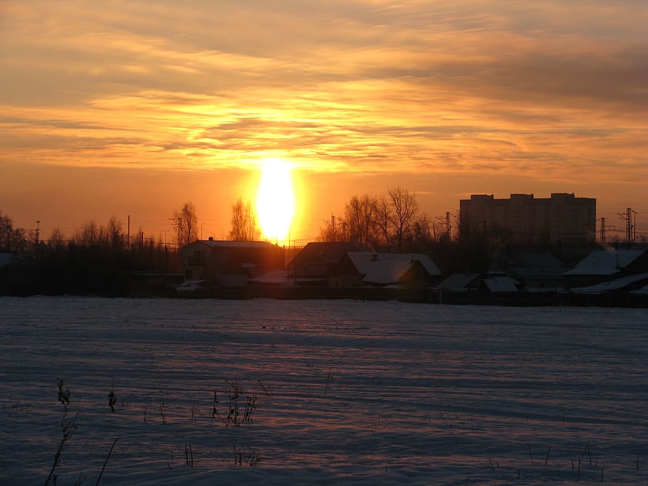 posta de sol, hivern, neu, tarda, fred, paisatge, silenci, cel, Rússia, núvols, ural, color taronja, núvol - cel, bellesa a la natura, exterior de l'edifici, arquitectura, escenics - natura, naturalesa, estructura construïda, sol, aigua, cap gent, temperatura de fred, arbre, edifici, a l'aire lliure, 2K