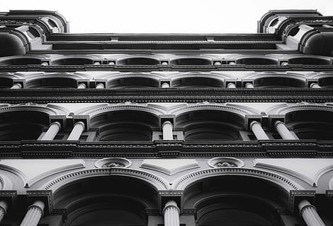 Basso, vista d'angolo, barocco, costruzione, foto in scala di grigi, edificio in cemento, architettura, simmetria, modello, bianco e nero, arco, livello, contrasto, simmetrico, Inquadratura dal basso, struttura costruita, nessuno, esterno dell'edificio, giorno, design, colonna architettonica, all'aperto, di fila, storia, il passato, caratteristica architettonica, avvicinamento, architettura e arte, ripetizione, 5K, CC0, dominio pubblico, privo di copyright