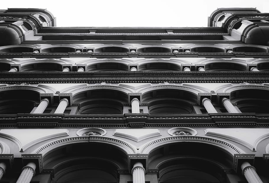 baix, vista d'angle, barroc, edifici, fotografia en escala de grisos, construcció de formigó, arquitectura, simetria, patró, blanc i negre, arc, nivell, contrast, simètric, vista d’angle baix, estructura construïda, cap gent, exterior de l'edifici, dia, disseny, columna arquitectònica, a l'aire lliure, en fila, història, el passat, característica arquitectònica, primer pla, arquitectura i art, repetició, 5K
