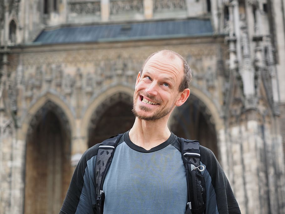 poc profund, foto del focus, home, a l'aire lliure, durant el dia, fer una cara, divertit, humà, persona, diversió, són, fash, cara, dents, dent, neandertals, homes, somrient, motxilla, ètnia caucàsica, turista, adult, mascles, felicitat, una persona, gent, alegre, viatjar, turisme, estils de vida, senderisme, adult jove, roba casual, de peu, caminar, aventura, viatge, retrat, vista frontal, emoció, arquitectura, ciutat, barba, cintura cap amunt, destinacions de viatge, persones reals, el passat, 4K