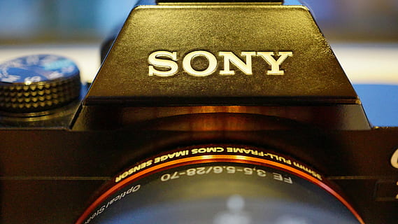 sony, telecamera, digitale, lente, tecnologia, lente, tecnologia, video, elettronico, mirrorless, foto, attrezzatura, fotografo, Camera digitale, media, mirino, marca, avvicinamento, nessuno, temi fotografici, macchina fotografica - attrezzatura fotografica, all'aperto, giorno, sceneggiatura occidentale, testo, in casa, numero, lettera maiuscola, controllo, concentrarsi sulle conoscenze acquisite, informazione, comunicazione, vetro - materiale, attrezzatura fotografica, cartello, segno di informazione, auto, cultura artistica e intrattenimento, 5K, CC0, dominio pubblico, privo di copyright
