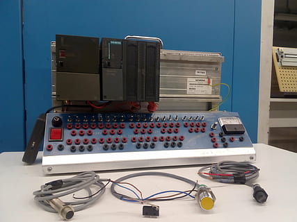 automaty, programovatelné, čidla, automatizace, technologie, uvnitř, nikdo, spojení, stálý život, počítač, stůl, kabel, sdělení, zařízení, průmysl, počítačové vybavení, elektronický průmysl, hudba, detail, složitost, audio zařízení, modrý, elektrické zařízení, vysoký úhel pohledu, klávesnice, 1080P, CC0, veřejná doména, bez autorských práv
