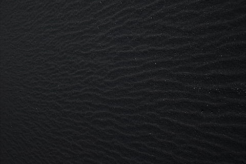 noir, modèle, le sable, surface, texture, arrière-plans, plein cadre, texturé, abstrait, la nature, personne, fermer, à l'intérieur, couleur noire, foncé, rugueux, cuir, motif naturel, Matériel, espace de copie, fond noir, terre, vue grand angle, effet texturé, douceur, blanc, nettoyer, 5K, CC0, domaine public, libre de droits