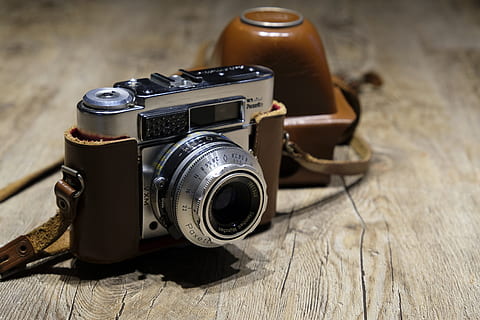 Silber-, braun, DSLR-Kamera, Makroaufnahme, Kamera, Nostalgie, retro, analog, Fotografie, Technologie, Jahrgang, alt, Foto, Fotografie-Themen, Kamera - Fotoausrüstung, Retro-Stil, Fotoausrüstung, Objektiv - optisches Instrument, drinnen, Antiquität, Holz - Material, Fokus auf den Vordergrund, Tabelle, Nahansicht, keine Leute, Linse - Auge, Stillleben, optisches Gerät, Digitalkamera, Spiegelreflexkamera, Holzmaserung, 5K, CC0, gemeinfrei, lizenzfrei