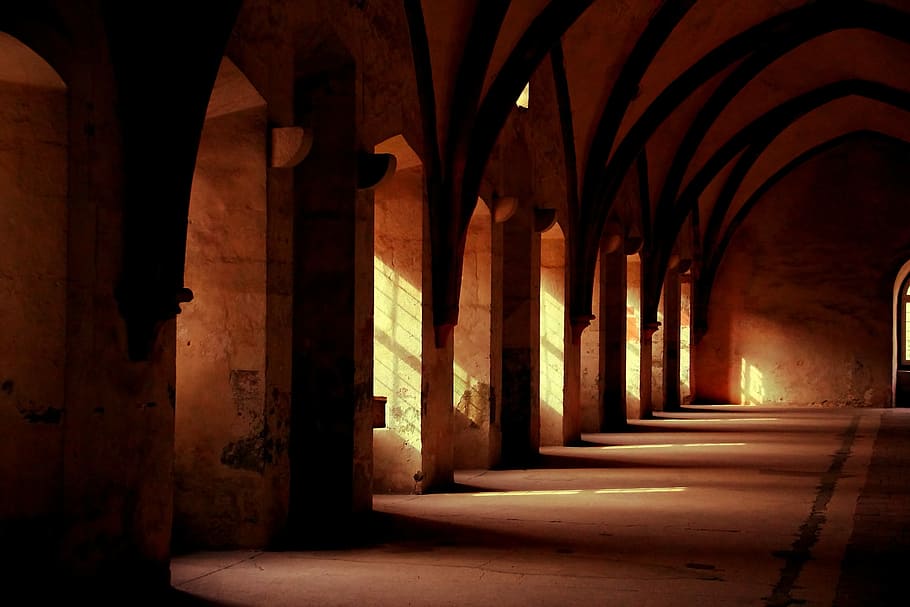 Foto, tom, entre, fotografering, svag, tændte, bue, bygning, sten-, arkitektur, arkitektoniske, katedral, kloster, skygge, rustik, mørk, kirke, lys, humør, arkade, arkitektoniske kolonne, bygget struktur, indendørs, fortiden, korridor, historie, ingen mennesker, i en række, søjlegang, gammel, fravær, dag, sollys, retning, loft, 2K