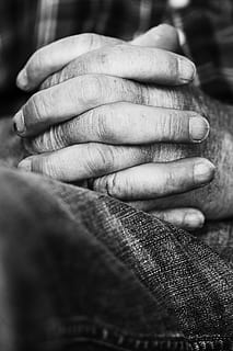 mains, Humain, vieil homme, la personne, vieux, homme, main humaine, partie du corps humain, un seul homme, fermer, adulte, une personne, main, Vrais gens, se concentrer sur le premier plan, à l'intérieur, section médiane, doigt humain, doigt, mise au point sélective, partie du corps, Hommes, Vêtements décontractés, journée, vue de face, modes de vie, compétence, jeans, 5K, CC0, domaine public, libre de droits