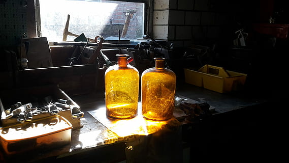 Hintergrund, Industrie, Licht, Sonne, Lichteinfall, städtisch, Werkstatt, Flaschen, Glas, ruhig, Werkzeuge, Alkohol, Whiskey, Getränk, Flasche, drinnen, keine Leute, Nahansicht, Tag, Container, Glas - Material, Tabelle, Fenster, Stillleben, transparent, Natur, Gesundheitswesen und Medizin, Sonnenlicht, Essen und Trinken, verlassen, die Architektur, 2K, CC0, gemeinfrei, lizenzfrei