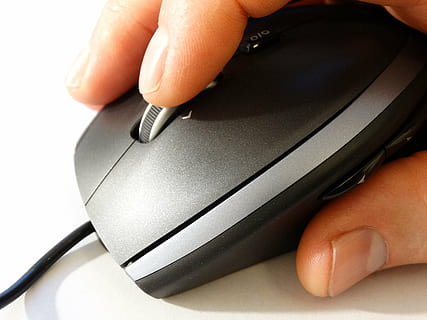 henkilö, tilalla, langallisia, hiiri, PC-hiiri, PC, tietokonetarvikkeet, vieritys, klikkaus, tietokonehiiri, ihmisen käsi, tietokone, tekniikka, syöttölaite, ihmisen sormi, Internet, käsi, ihmiskehon osa, sormi, ruumiin osa, yhteys, yksi henkilö, viestintä, liiketoiminta, tietokonelaitteisto, langaton tekniikka, lähikuva, työskentely, yritystoiminta, näppäimistö, 5K, CC0, public domain, rojaltivapaa