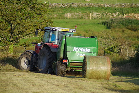 embassament, fenc, tractor, bala, empacadora, herba, país, agrícola, Agricultura, granja, camp, escena rural, maquinària, collita, cultiu, maquinària agrícola, treball, naturalesa, a l'aire lliure, equipament, transport, vehicle terrestre, manera de transport, equipament agrícola, dia, terra, planta, color verd, paisatge, cap gent, arbre, 5K, CC0, domini públic, lliure de regalies