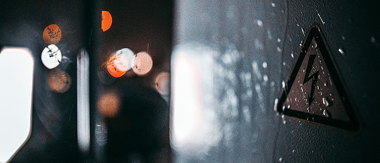 senyalització d'alta tensió, fotografia de bokeh, paret, signe, advertiment, triangle, electricitat, primer pla, a l'interior, cap gent, finestra, centrar-se en primer pla, dia, la vida domèstica, estils de vida, naturalesa, enfocament selectiu, color negre, funció de construcció de parets, humit, habitació domèstica, aigua, ombra, indústria, 4K, CC0, domini públic, lliure de regalies