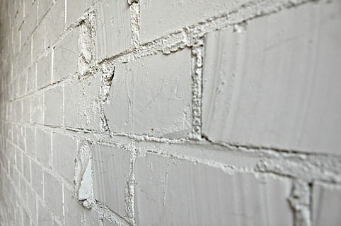 paret de formigó blanc, paret, maó, paret de maó, pedra, edifici, casa, estructura, patró, textura, textura de maó, blanc, gris, fons, arquitectura, funció de construcció de parets, primer pla, cap gent, marc complet, estructura construïda, Color blanc, a l'aire lliure, dia, exterior de l'edifici, enfocament selectiu, aspre, primer pla extrem, sòls, concret, 2K, CC0, domini públic, lliure de regalies