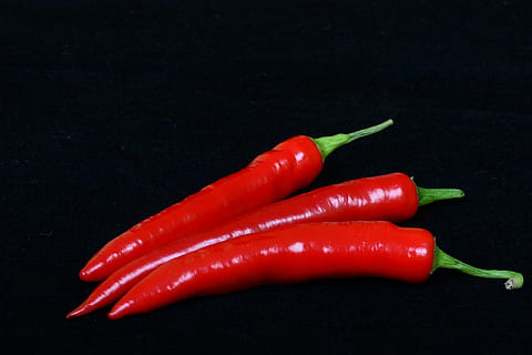 rosso, caldo, Pepe, cibo, verdura, Spezia, calore - temperatura, peperoncino, freschezza, pepe - vegetale, biologico, paprica, maturo, avvicinamento, cucinando, sfondi, cibo e bevande, mangiare sano, sfondo nero, benessere, girato in studio, peperoncino rosso, ingrediente, in casa, nessuno, peperoncino Jalapeno, cibo vegetariano, 2K, CC0, dominio pubblico, privo di copyright