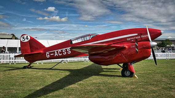 de, havilland dh .88 kometa, dh.88, Červené, g-acss letadlo, tráva, letadlo, pole, leteckého vozidla, letoun, nebe, Příroda, přeprava, způsob dopravy, nikdo, letiště, rostlina, den, mrak - nebe, slunečního světla, venku, přistát, architektura, 5K, CC0, veřejná doména, bez autorských práv