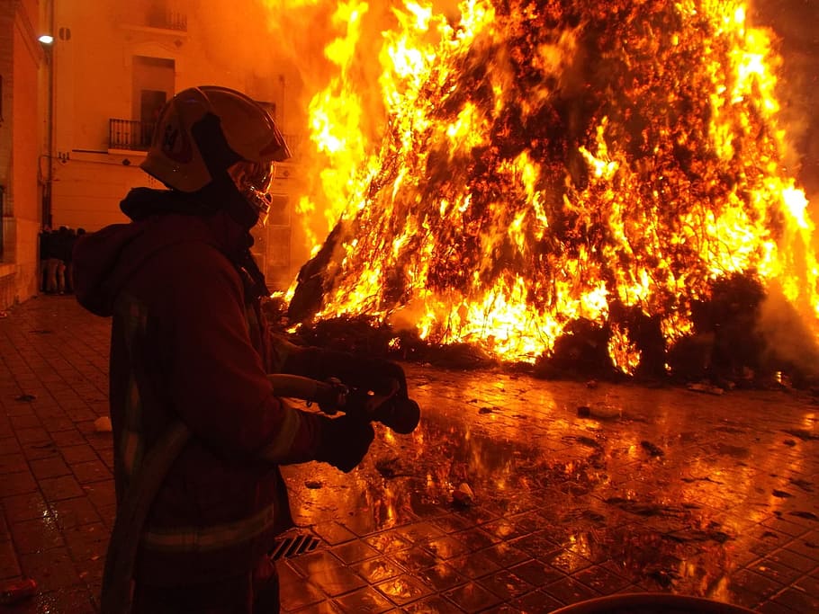 hasič, hospodářství, požární hadice, oheň, nebezpečí, plameny, voda, dopadnout, kouř, požární hydrant, hadice, palivové dřevo spálené, horký, táborák, hořící, plamen, požár - přírodní jev, teplota - teplota, obsazení, jedna osoba, Příroda, nehody a katastrofy, varovná cedule, sdělení, ochranné pracovní oděvy, podepsat, ochrana, noc, helma, povolání, riziko, postřik, odpovědnost, hrdinové, záchranář, 1080P