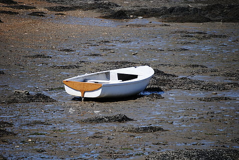 støvel, flo, hvile, Stoppe, på den tørre, nautisk fartøy, vann, transport, transportmiddel, fortøyd, ingen folk, dag, natur, Strand, utendørs, høy vinkel visning, ro, land, vannkanten, hav, robåt, fravær, skjønnhet i naturen, forankret, lavvann, synker, 4K, CC0, offentlig domene, opphavsrett gratis