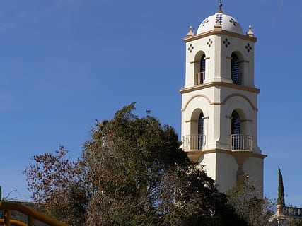 die Architektur, Turm, alt, Mission, Gebäude, Wahrzeichen, Stadt, Dorf, Kirche, Religion, Griechenland, Christentum, Kreuz, Blau, gebaute Struktur, Gebäudehülle, Himmel, Flachwinkelansicht, Anbetungsstätte, Spiritualität, Glauben, Baum, klarer Himmel, Pflanze, Natur, keine Leute, draußen, 2K, CC0, gemeinfrei, lizenzfrei