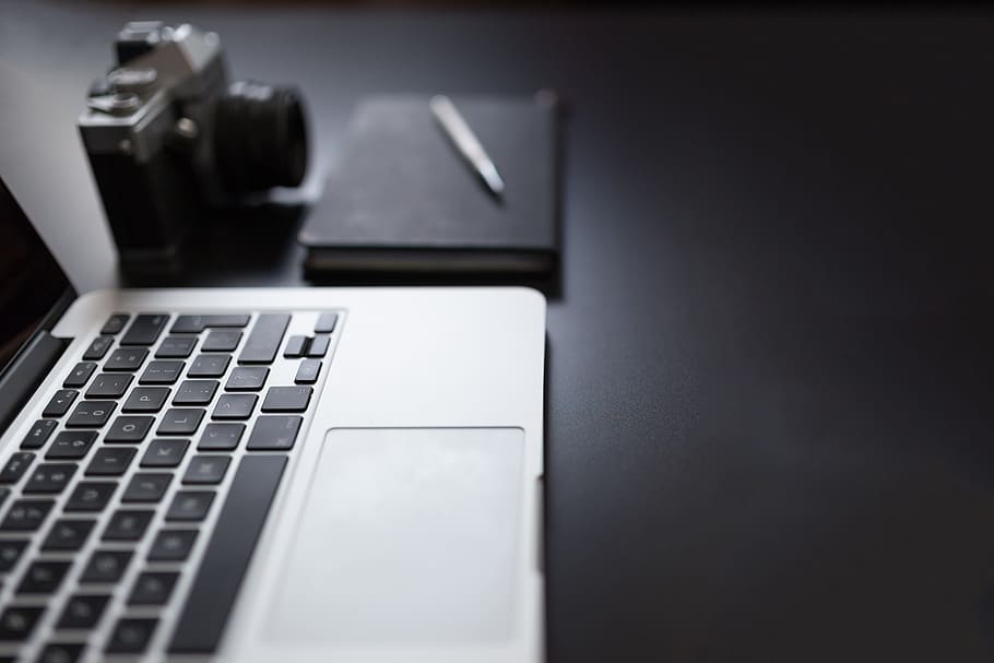 macbook, kamera, notesblok, camernotepad, teknologi, bærbar, computer, computer tastatur, internet, forretning, pc, udstyr, ingen mennesker, computer nøgle, kontor, skrivebord, tæt på, meddelelse, kopiere plads, indendørs, virksomhedernes forretning, computerudstyr, tastatur, trådløs teknologi, selektiv fokusering, forbindelse, bord, fotografering temaer, stilleben, kamera - fotografisk udstyr, møbel, 5K