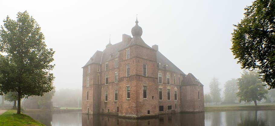 casa marró, marró, edifici, mig, cossos, aigua, bosc, arbre, maó, verd, inundació, castell, ennuvolat, boira, tardor, Països Baixos, nederland, gelderland, fasna, vaassen, kasteel, cannenburch, exterior de l'edifici, arquitectura, estructura construïda, planta, naturalesa, cel, reflexió, religió, història, cap gent, dia, el passat, lloc de culte, torre, destinacions de viatge, a l'aire lliure, fletxa, 4K