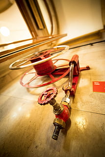 oud, brand, slang, hydrant, tik, doven, interieur, klep, rood, metaal, staal, pijp, uitrusting, het voorkomen, pijpleiding, binnenshuis, detailopname, geen mensen, tafel, focus op de voorgrond, glas - materiaal, stilleven, reflectie, hoge hoekmening, verlicht, muziek-, bevloering, muziekinstrument, detail-, selectieve aandacht, dag, veiligheid, goudkleurig, 5K, CC0, publiek domein, royaltyvrij