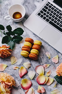 atas, melihat, macarons, lempengan marmer, tampilan overhead, marmer, lempeng, mawar, ruang kerja, tempat kerja, komputer, kuning, macbook, meja tulis, laptop, manis, Kue kering, Permen, penuh warna, Jeruk, pencuci mulut, kelopak, datar, macaron, meja marmer, kue serabi, makaroni perancis, latar belakang marmer, kelopak mawar, kopi - minum, meja, cangkir, makanan, teknologi, Internet, makanan dan minuman, dalam ruangan, tidak ada orang, makan sehat, kesegaran, masih hidup, tampilan sudut tinggi, kesenangan, kesejahteraan, siap untuk dimakan, merapatkan, makanan manis, minuman, minum, menanam, godaan, camilan, keyboard, 5K