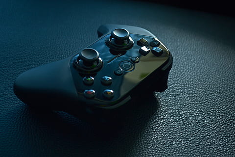 nero, senza fili, controller di gioco, controller di gioco per android tv, controller di videogiochi, controller di gioco Android, controllore, divertimento, game-pad, gamepad, gioco, telecomando da gioco, consolle, portico, joypad, tecnologia, Android TV, video gioco, giochi di svago, controllo, colore nero, in casa, vista dall'alto, nessuno, avvicinamento, girato in studio, tavolo, natura morta, singolo oggetto, connessione, comunicazione, grigio, ombra, cultura artistica e intrattenimento, semplicità, macchina fotografica - attrezzatura fotografica, tessile, sicurezza, 4K, CC0, dominio pubblico, privo di copyright