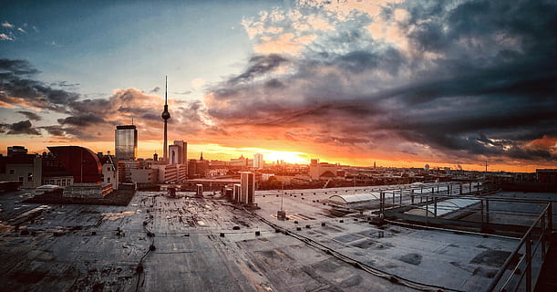 luzes da cidade de berlim, Alto, fotografia de ângulo, branco, construção, dia, cidade, céu, nuvem, dramático, contraste, skyline, cobertura, laranja, azul, viagem, colorida, arranha-céu, por do sol, Berlim, arquitetura, exterior do edifício, estrutura construída, nuvem - céu, indústria, fábrica, chaminé, fumaça - estrutura física, natureza, problemas ambientais, poluição, ninguém, comunicação, meio Ambiente, poluição do ar, ao ar livre, paisagem urbana, Distrito industrial, 4K, CC0, domínio público, royalty free