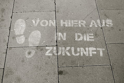 von hieraus, sterben, zukkunft text, Text, kennt, nach vorne, Patch, Weg, lernen, Ausbildung, Studenten, Richtung, Werdegang, Kompetenzen, Lebensstil, Hinweis, Bildung, Wissen, Pädagogik, Lehrplan, Klassenzimmer, Kommunikation, Tag, keine Leute, draußen, Nahansicht, westliche Schrift, Zeichen, High Angle View, Information, Fußweg, Straße, Großbuchstabe, Symbol, Beratung, Stadt, Hinweisschild, Nummer, Markierung, nicht-westliche Schrift, Botschaft, 4K, CC0, gemeinfrei, lizenzfrei