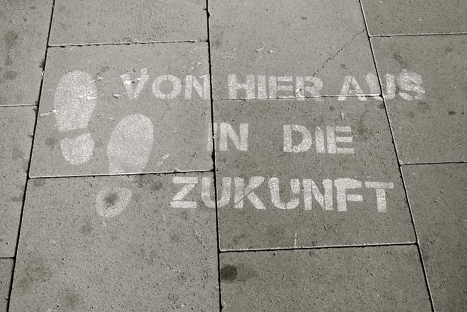 von Hieraus, morir, zukkunft text, text, saber, endavant, pegat, lluny, aprendre, formació, estudiants, direcció, carrera, habilitats, estil de vida, nota, educació, coneixement, pedagogia, currículum, aula, comunicació, dia, cap gent, a l'aire lliure, primer pla, guió occidental, signe, vista d’angle alt, informació, sendera, carretera, lletra majúscula, símbol, orientació, ciutat, signe d'informació, nombre, carrer, marcatge, script no occidental, missatge, 4K