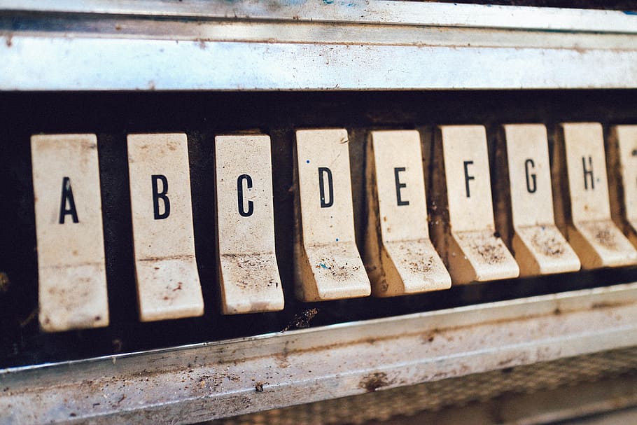 tancar, fotografia, marró, tecles de lletra de jukebox, commutador blanc, gris, negre, a b c, c d, d e, g h, imprès, dispositiu, carta, vell, brut, botó, vintage, passat de moda, antiguitat, estil retro, obsoleta, text, cap gent, comunicació, a l'interior, dia, primer pla, guió occidental, material de fusta, estructura construïda, en fila, enfocament selectiu, metall, arquitectura, nombre, vista d’angle alt, signe, a l'aire lliure, funció de construcció de parets, finestra, costat a costat, informació, 5K