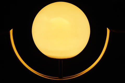 lampe, belysning, lys, helvede, design, designer lampe, kaste lys, gul, cirkel, filmindustrien, sort farve, ingen mennesker, belyst, geometrisk form, form, belysningsudstyr, nat, elektrisk lampe, elektricitet, glødende, indendørs, sort baggrund, tæt på, mørk, studio skud, himmel, elektrisk lys, lys pære, astronomi, loft, lysarmatur, 5K, CC0, offentligt domæne, royaltyfrie