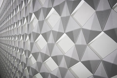væg, grå, abstrakt, mønster, baggrunde, fuld ramme, geometrisk form, design, form, ingen mennesker, arkitektur, trekant form, gentagelse, indendørs, bygget struktur, abstrakte baggrunde, moderne, tæt på, tekstureret, diamantformet, arkitektoniske træk, loft, 2K, CC0, offentligt domæne, royaltyfrie