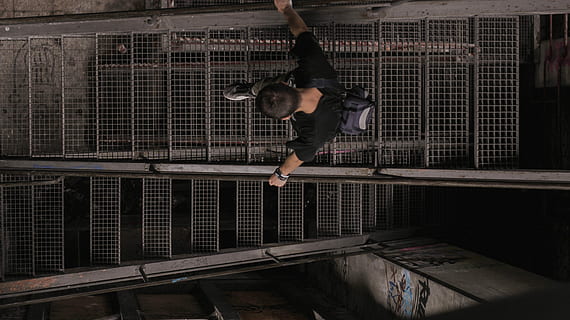aflopend, man komt naar beneden, stappen, trap, industrieel, man, mannetje, volledige lengte, een persoon, echte mensen, bekwaamheid, beweging, jumping, mid-air, levensstijlen, jonge volwassene, sport, behendigheid, vrijetijdsbesteding, balans, vitaliteit, architectuur, mannen, ingebouwde structuur, menselijke arm, dag, opgeheven armen, inspanning, handstand, 5K, CC0, publiek domein, royaltyvrij
