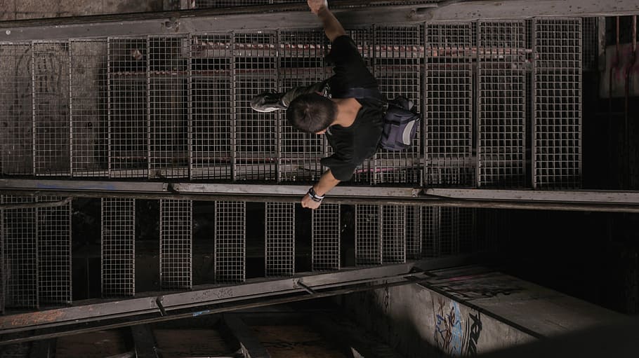 discendente, uomo che viene al piano di sotto, passaggi, le scale, industriale, uomo, maschio, lunghezza intera, una persona, persone reali, abilità, movimento, salto, mezz'aria, stili di vita, giovane adulto, sport, agilità, attività di svago, equilibrio, vitalità, architettura, uomini, struttura costruita, braccio umano, giorno, braccia alzate, sforzo, handstand, 5K