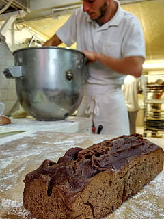 pa, cuina, fleca, tradició, recepta, menjar, França, francès, poder, pa casolà, farina, fets a casa, gluten, teff, fer-ho, cereals, preparació, un sol home, fabricació, només homes, una persona, menjar i beguda, preparar el menjar, frescor, persones reals, a l'interior, homes, de peu, habitació domèstica, centrar-se en primer pla, cuina comercial, celebració, secció mitjana, equipament per a la llar, establiment de menjar i begudes, ocupació, xef, temptació, uniforme, 2K, CC0, domini públic, lliure de regalies