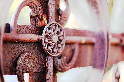 Cruz, rústico, símbolo, textura, natural, espiritual, fé, velho, metal, ferro, oxidado, fechar-se, cadeia, ninguém, focar em primeiro plano, dia, intemperizado, segurança, protecção, atropelar, ao ar livre, trancar, foco seletivo, declínio, obsoleto, conexão, estragado, deterioração, válvula de maquina, robusto, 4K, CC0, domínio público, royalty free