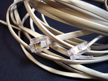 internet, kabel, computer, teknologi, forbindelse, computer kabel, netværksforbindelsestik, meddelelse, computer netværk, indendørs, elektricitet, tæt på, trådløs teknologi, udstyr, stilleben, ingen mennesker, bord, elektrisk udstyr, hører efter, musik, fokus på forgrunden, Strømforsyning, sammenfiltrede, 2K, CC0, offentligt domæne, royaltyfrie